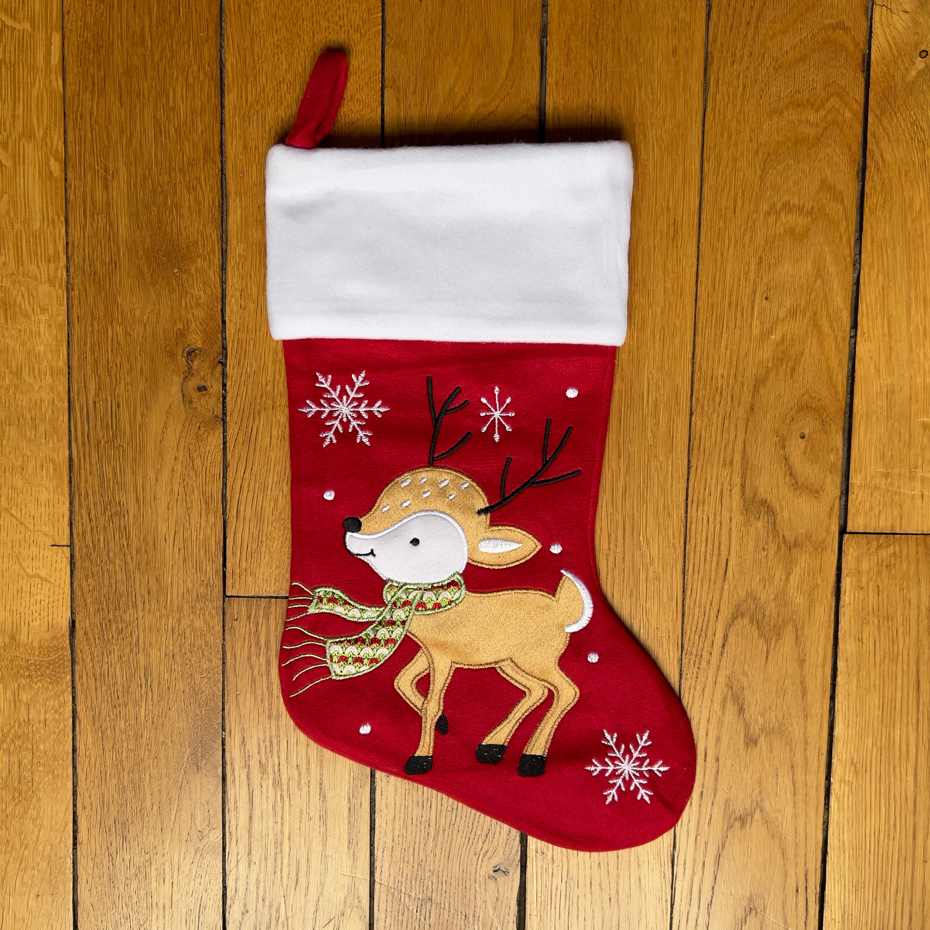 Chaussette de Noël brodée personnalisée avec motif bichette et sapin décoré, style chaleureux et féérique