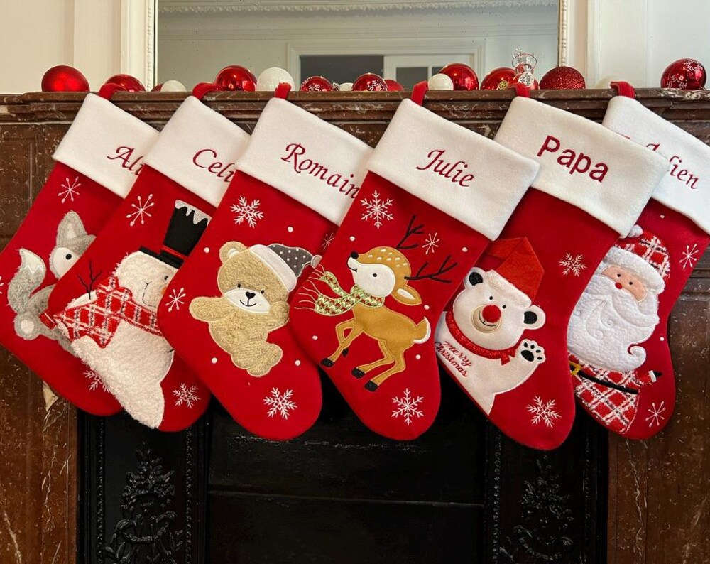 Chaussettes de Noël brodées personnalisées avec prénom – modèles Père Noël, renne, ours, bonhomme de neige et cœur, accrochées à la cheminée. Cadeaux de Noël artisanaux TopArtParis