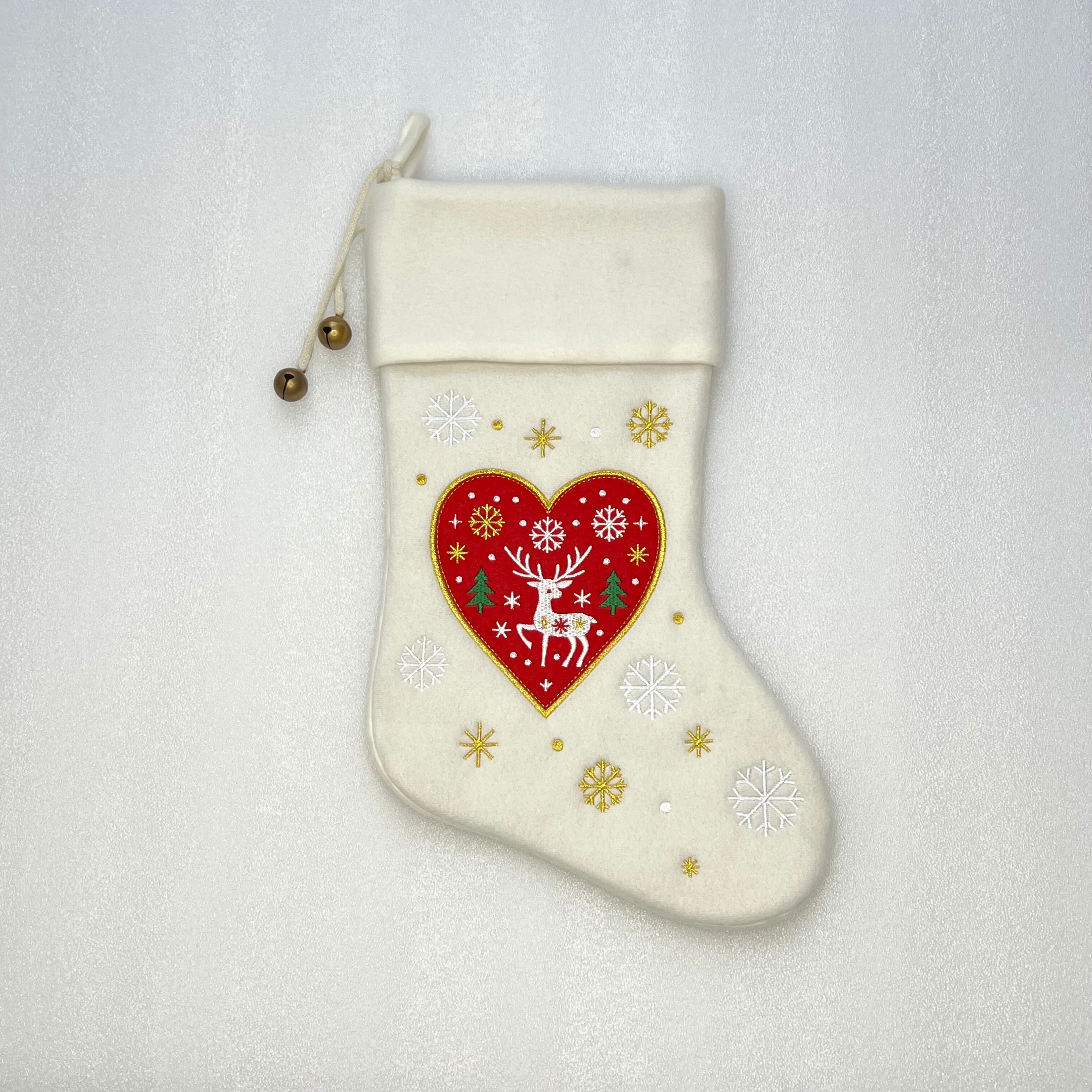 Chaussette de Noël personnalisée avec prénom brodé, motif cœur de Noël, grelots dorés.