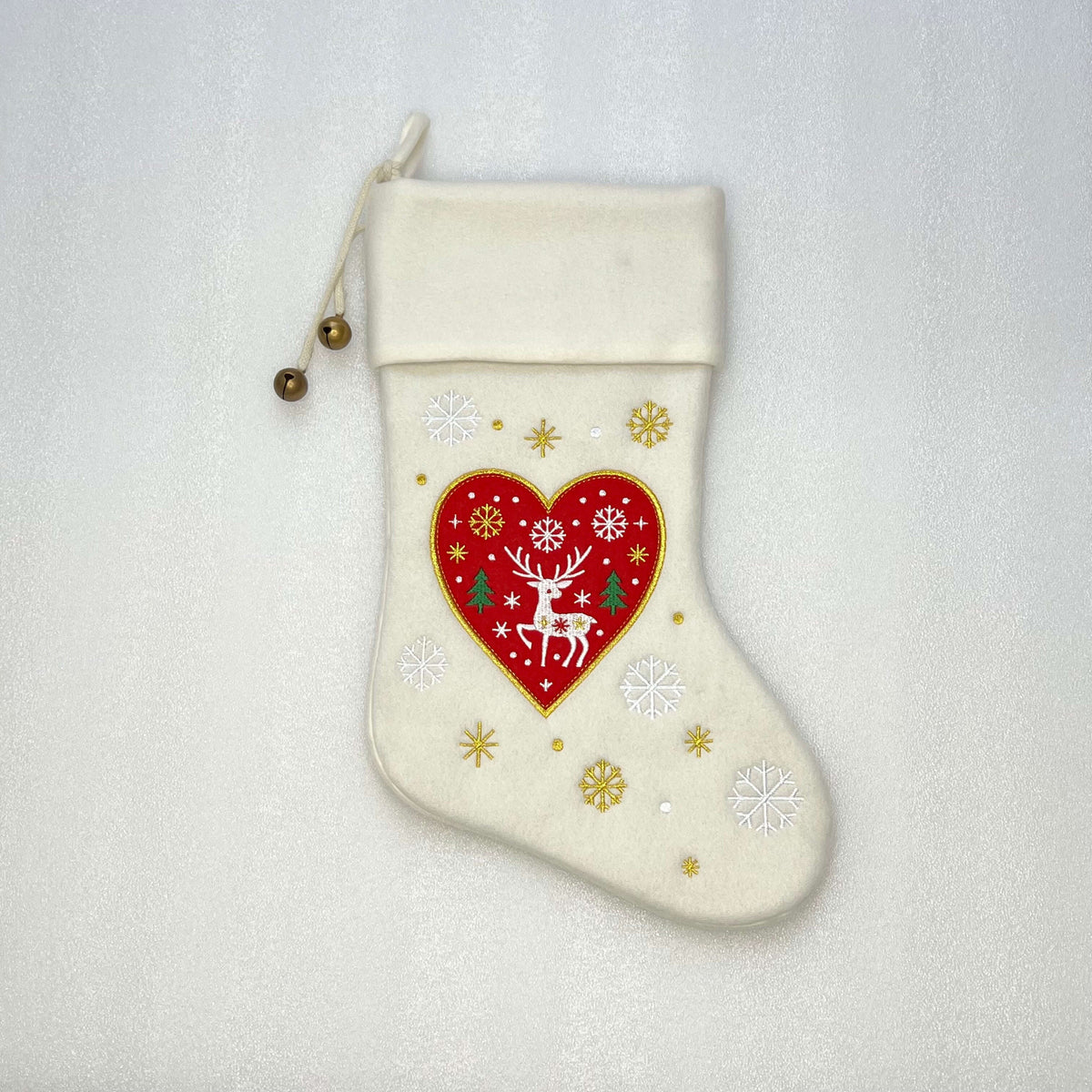 Chaussette de Noël personnalisée avec prénom brodé, motif cœur de Noël, grelots dorés.