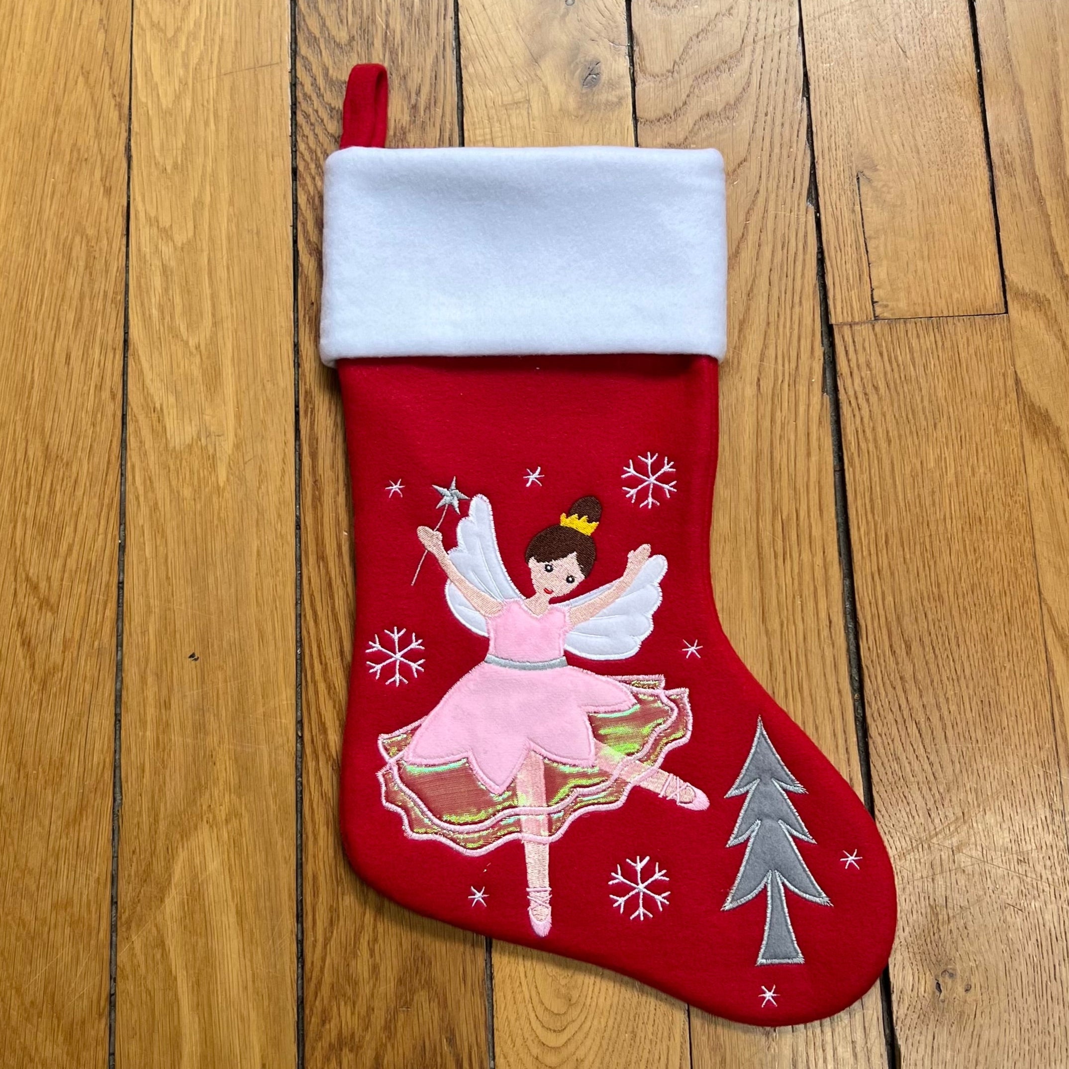 Chaussette de Noël brodée personnalisée avec motif fée ballerine rouge et blanche, idéale pour cheminée ou sapin
