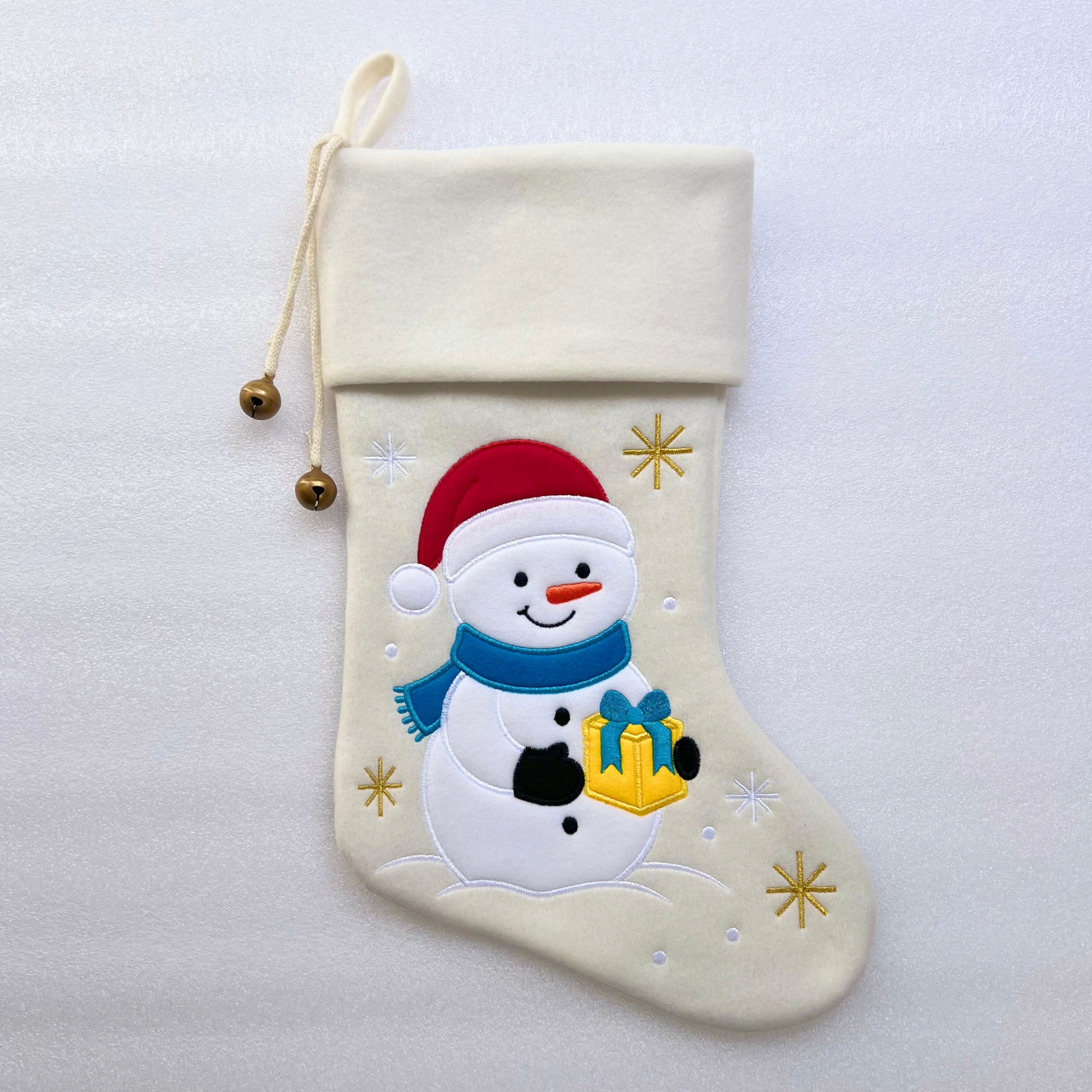 Chaussette de Noël personnalisée avec prénom brodé, motif bonhomme de neige, grelots dorés