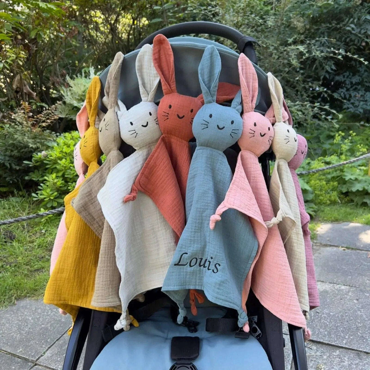 Doudou personnalisé brodé au prénom dans une poussette