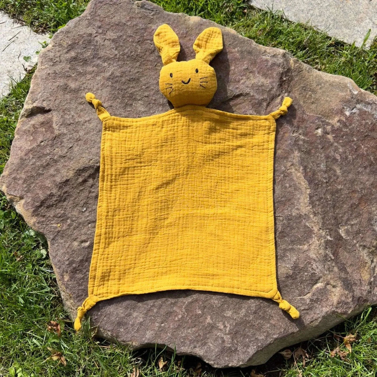 Doudou lapin personnalisé en coton coloris jaune moutarde