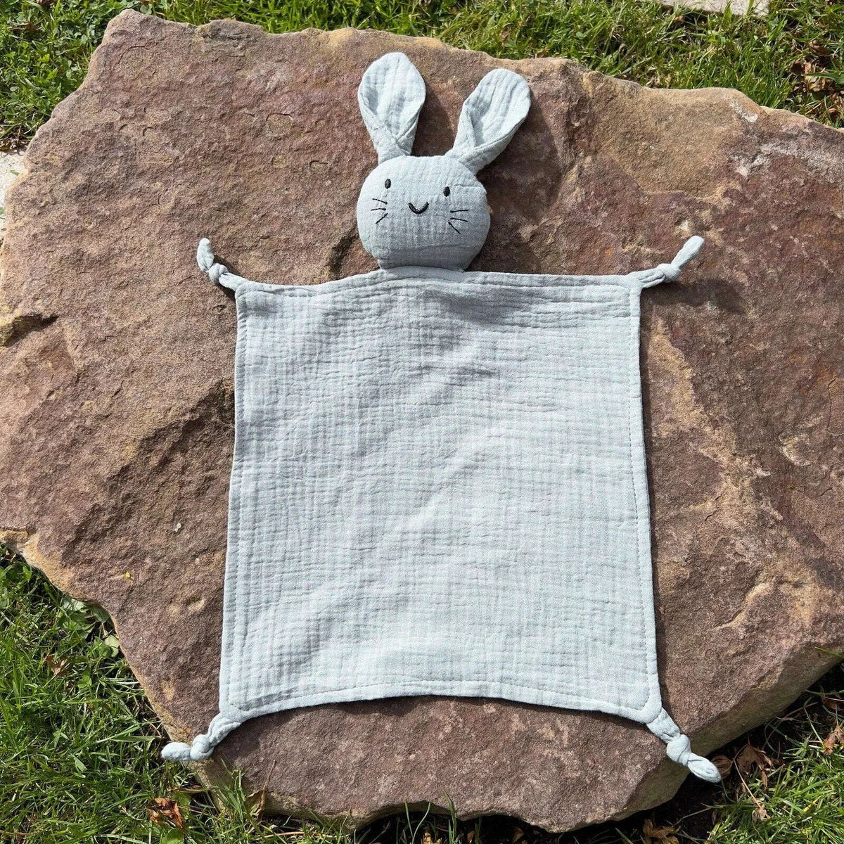 Doudou lapin personnalisé en coton coloris vert d’eau
