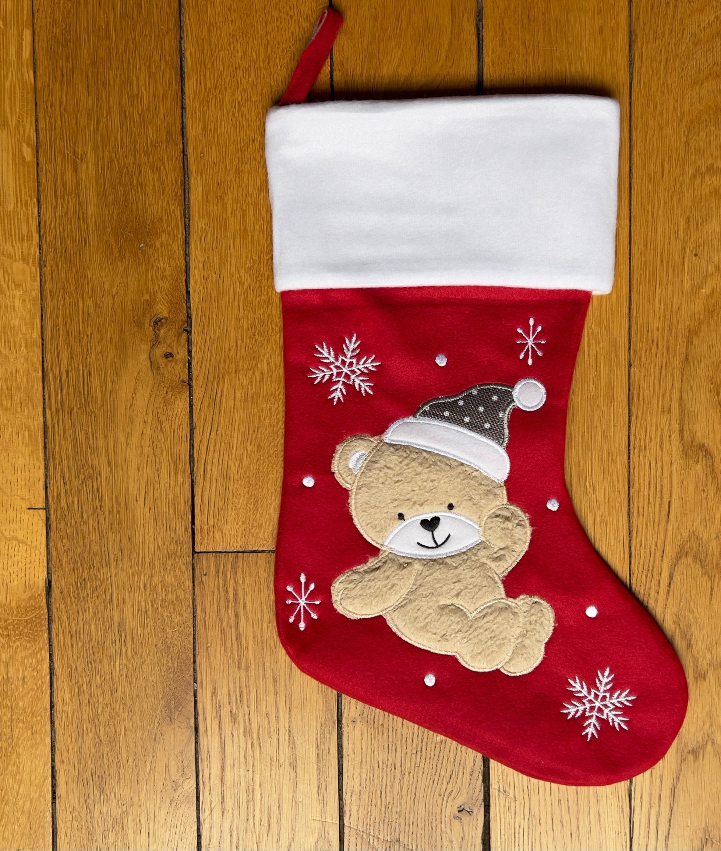 Chaussette de Noël brodée personnalisée avec ours bébé en tenue rouge et verte, parfaite pour enfants