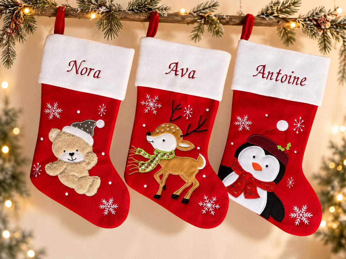 Trois chaussettes de Noël personnalisées avec les prénoms Nora, Ava et Antoine