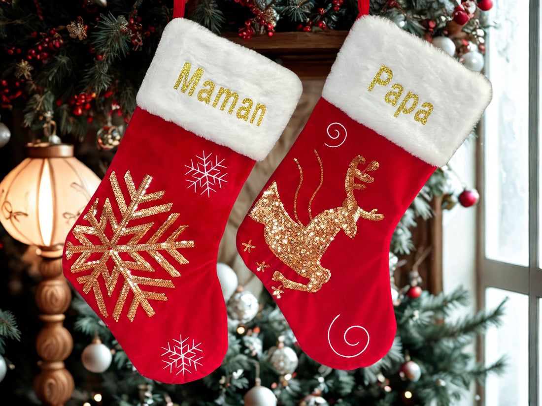 Chaussette de Noël personnalisée avec prénom collé (doré ou argenté). Deux motifs disponibles : Flocon de neige ou Cerf. Cadeau unique et festif pour Noël.
