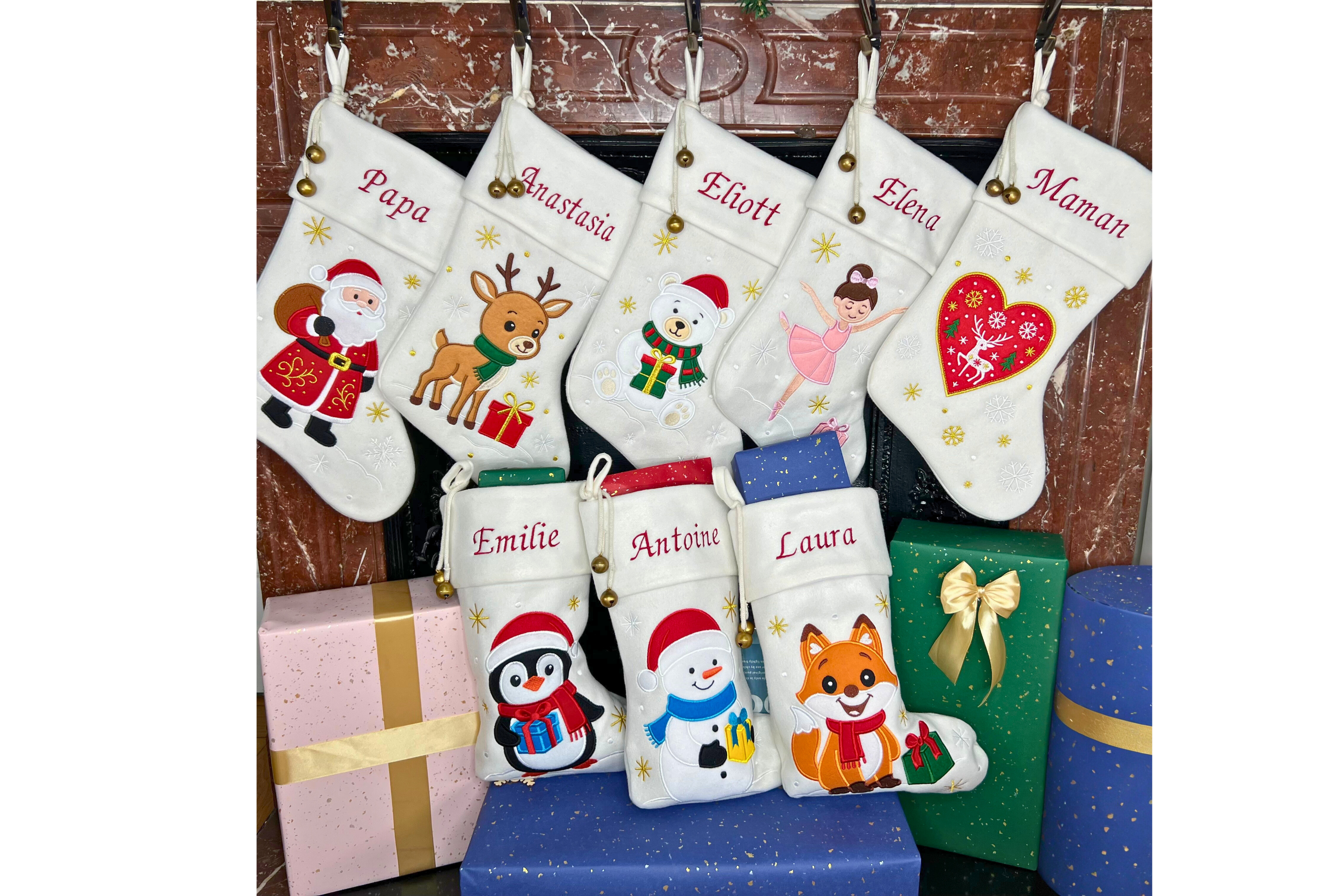 Chaussettes de Noël personnalisées avec prénom brodé, ensemble de 8 modèles différents, décor cheminée avec grelots dorés