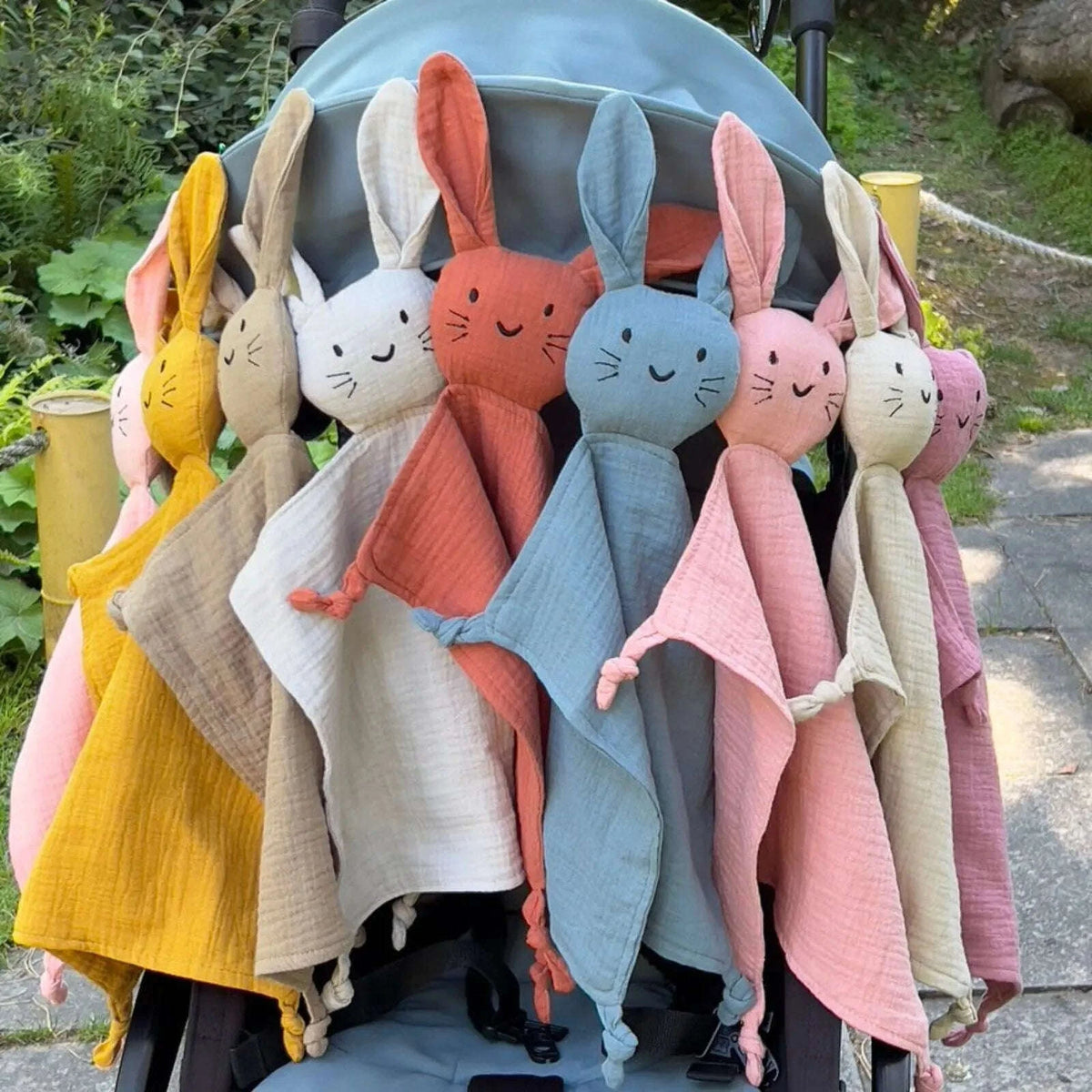 Doudous lapin personnalisables en 10 coloris dans une poussette