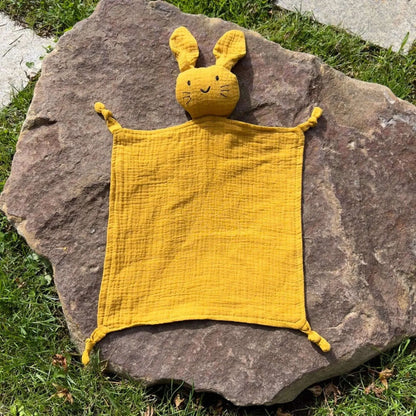 Doudou lapin personnalisé en coton coloris jaune moutarde