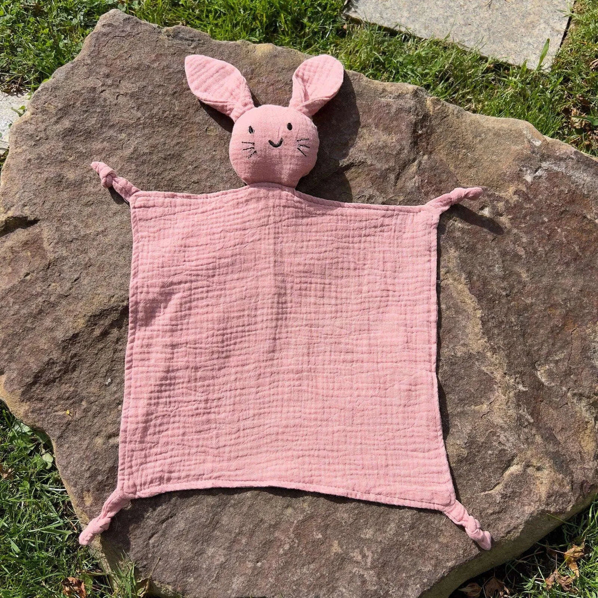 Doudou lapin personnalisé en coton coloris rose poudré