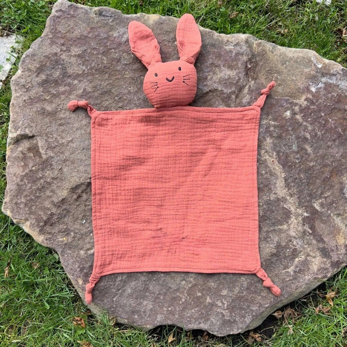 Doudou lapin personnalisé en coton coloris terracotta
